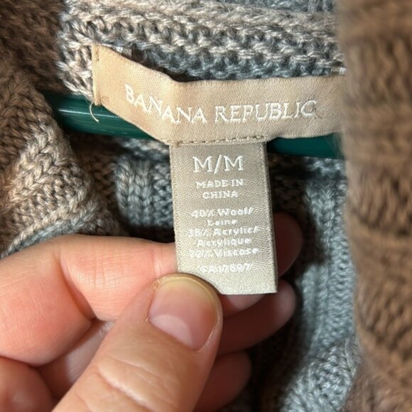 Size medium Banana Republic wool blend gray knit cowl neck pull over sweater - Picture 3 of 5